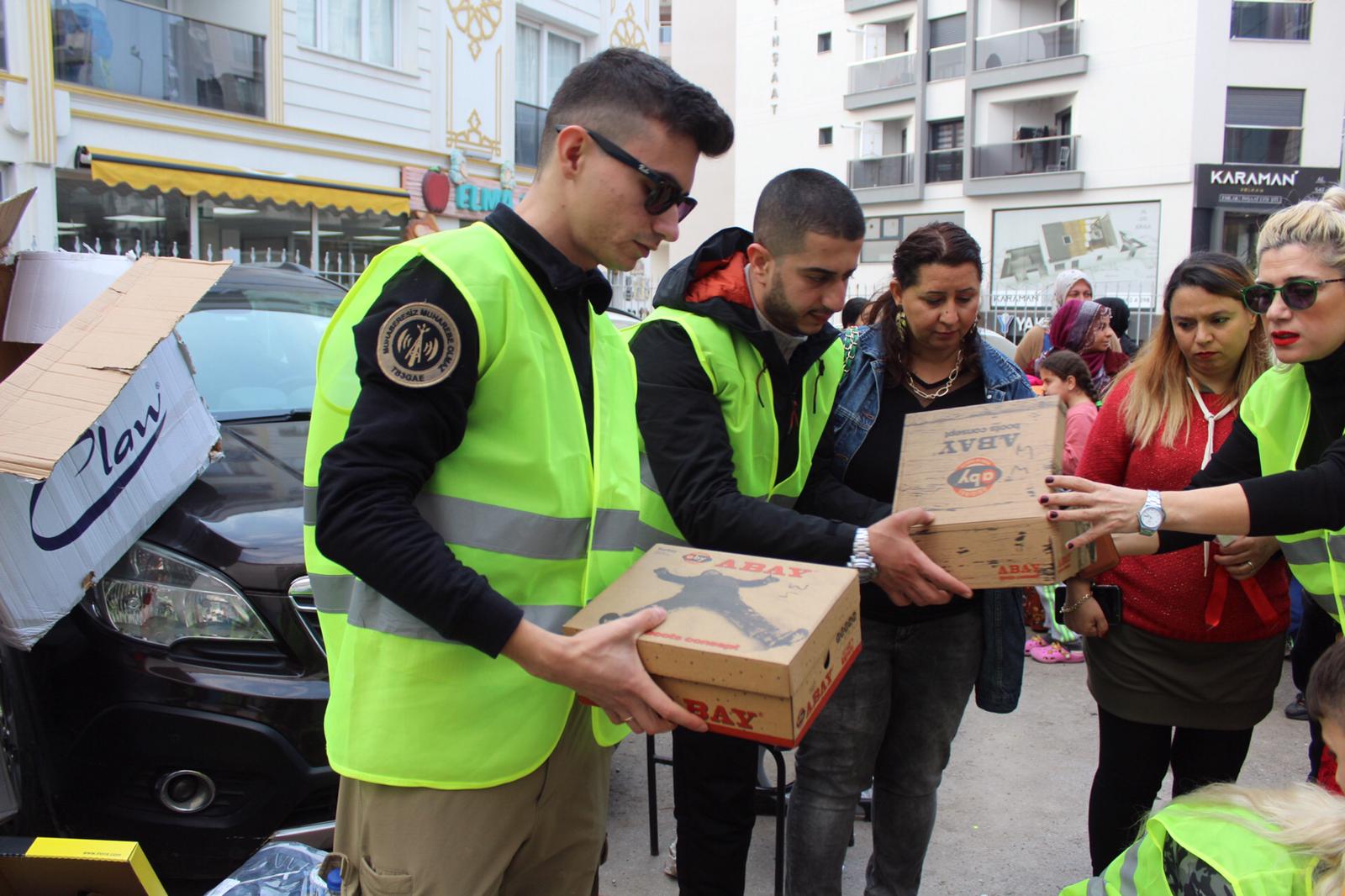 İZMİRTUMED KARABAĞLAR BÖLGESİ İLKOKULA YENİ YIL HEDİYESİ BOT DAĞITIMI GERÇEKLEŞTİRDİ